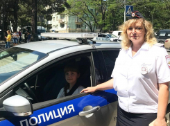 Инспектора ГИБДД Новороссийска впустили детей за руль служебного авто