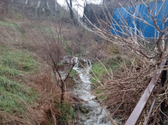 «Тонны воды» утекают из трубы в Новороссийске