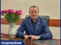 Депутат ЗСК Михаил Ковалюк поздравил милых дам с 8 марта 