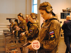 Новороссийские девушки поехали показывать, как крошить врагов и салат