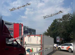 Грузовик «прилег» возле ТЦ в Новороссийске