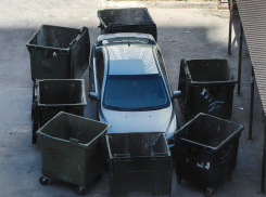 Окружен, но не сломлен: мастера парковки «замуровали» в Новороссийске 