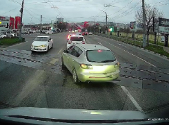 Еще немного - и «в гармошку»: новороссийскую автоледи уличили в остановке на рельсах