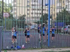 В Новороссийске детям с тренером запретили заниматься физкультурой на спортивной площадке 