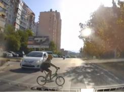 Обошлось: водитель чуть не сбил ребенка на велосипеде в Новороссийске 