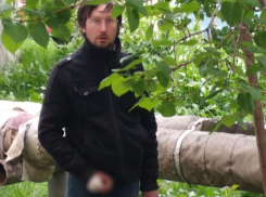 Новороссийские мамочки заметили на улице онаниста