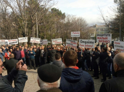 В Новороссийске проходит митинг перевозчиков 