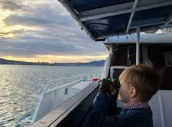 Что за день без стрельб? Новороссийцев просят не выходить в море весь день