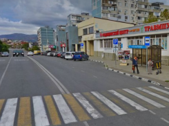 Водителя, сбившего беременную девушку в Новороссийске, ищут ГАИ и полиция 