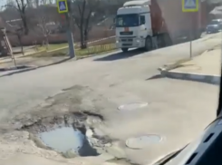 «Яма по колено»: новороссийцы помогают чиновникам инспектировать состояние дорог