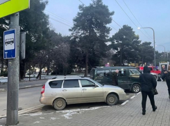 Новороссийские водители перепутали остановку общественного транспорта с парковкой  
