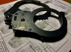 Сыграли на слабостях: новороссиец остался без денег и интимной услуги