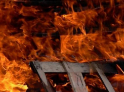 Четыре пожарных бригады тушили двухэтажный дом в Новороссийске