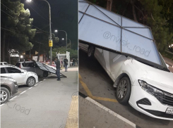 Лёгкий бриз: снесённая ветром вывеска рухнула на машины в Новороссийске 