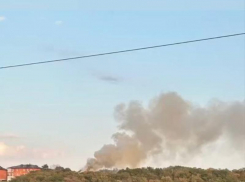 В Новороссийске за ЖК «Парковый» горит хозпостройка