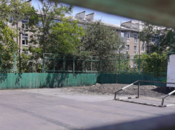 Покрытие убрали, а кучу песка оставили: новороссийским детям негде играть в футбол 