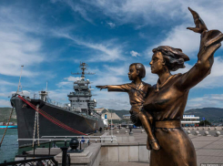 Зачем трут грудь памятнику ждущих женщин? Какая леди не даёт покоя жителям и гостям Новороссийска