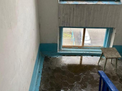 Холод и сырость: новороссийцы уже 3 месяца ждут ремонта крыши