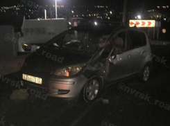 Хомяки атакуют: зерновоз вдавил легковушку в отбойник в пригороде Новороссийска