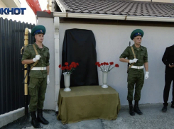 «Мы не позволим их забыть!»: в Мысхако открыта памятная табличка