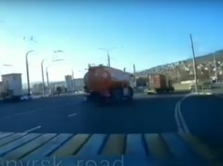На ходу потерял контейнер большегруз в Новороссийске