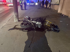 Оперировали всю ночь: мотоциклист влетел в столб в Новороссийске