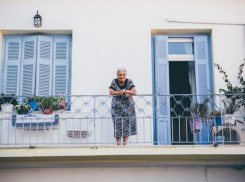 Новогоднее обострение: женщина спрыгнула на крышу магазина