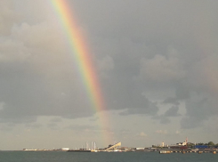 Новороссийск накрыла двойная цельная радуга