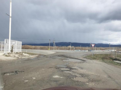 Жительница Новороссийска возмутилась состоянием центрального въезда в станицу Раевская