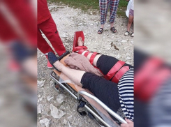 В Краснодарском крае пенсионерка упала с пятиметрового склона в реку, погнавшись за собакой