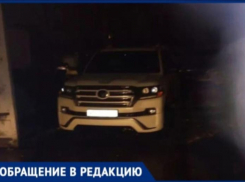 «Объедите, если захотите»: новороссиец бросил машину прямо на проезжей части дворовой территории