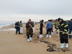 В Керченском проливе почти полностью убрали разлившийся мазут
