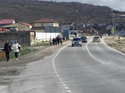 По обочине вдоль трассы новороссийские школьники идут домой: школьный автобус не ездит