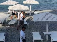 На пляжах Новороссийска провели учения: отдыхающие не знают, куда бежать при атаке 