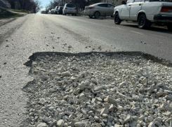«Боль» водителей: дыра на асфальте на Горького выводит новороссийцев 