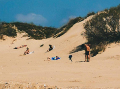 Отдыхающие «забили» на мазут в Анапе: на пляжах загорают люди 