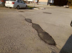 «Приехали, два ведра кинули - все. Готово!»: жители новороссийского двора возмущены ремонтом дороги