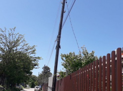 Столб стоит крепко, ливневку почистили: что изменилось после обращения в Приморский район