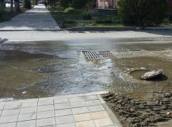Воняет и пачкает машины новороссийцев огромная лужа на Видова