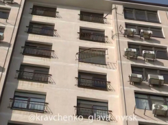 После атаки БПЛА семья из Новороссийска продолжает жить в квартире без стены: зима близко 
