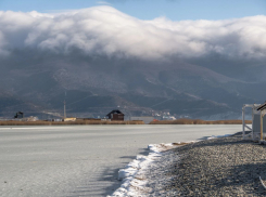 «Замерзали в лед и птицы»: в Новороссийске покрылась льдом Суджукская лагуна 