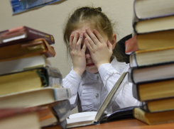 «Ребенок не может сделать уроки»: проблема с учебниками всплыла в одной из школ Новороссийска 