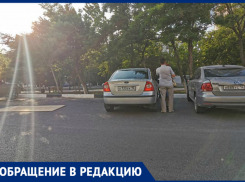 Прилетело откуда не ждали: элементы зданий летят в головы и машины новороссийцев