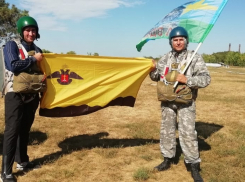 Чиновники с душой десантника прыгнули с парашютом