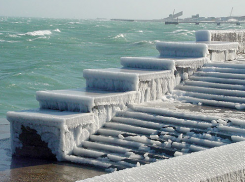 Зима с борой в Новороссийске не дают спуску