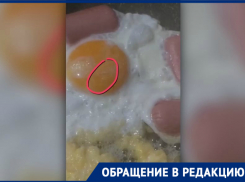Жительница Новороссийска едва не накормила ребенка червивой яичницей