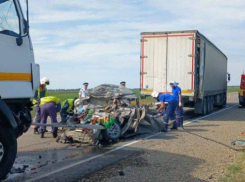 Целая семья погибла в ДТП под Крымском: машину «расплющило» между фурами 
