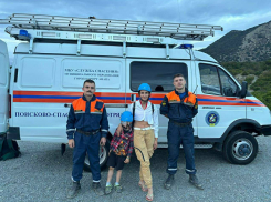 В сланцах в горы: мама-экстремалка застряла с малышом на Утрише 