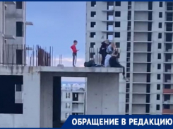 «Офигеть!» - даже сверстники в шоке от опасных прогулок детей по крыше новороссийского недостроя