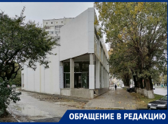 «Ну как так можно?!» - здание в Новороссийске «залезло» на тротуар